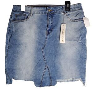 NWT Buzz Jeans Women Sz 1X Distressed Denim Shorts Blue Casual Button/Zipper....